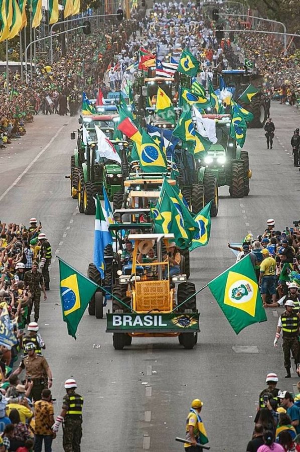 Brazil-Massive-Crowd-w-Trucks.jpg